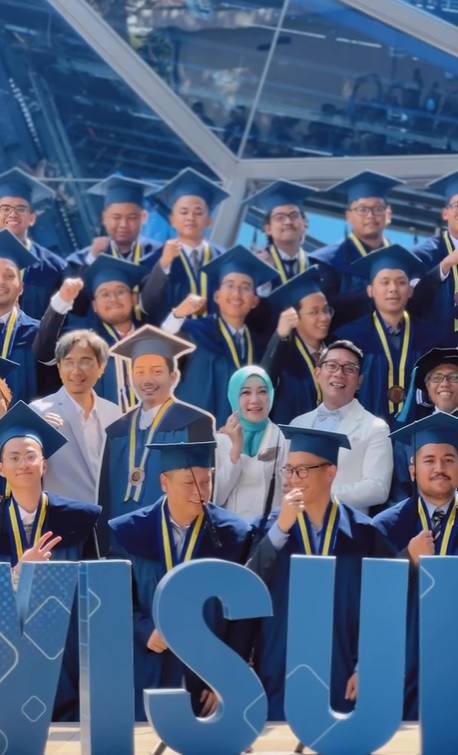momen wisuda mendiang eril © berbagai sumber momen wisuda mendiang eril © berbagai sumber