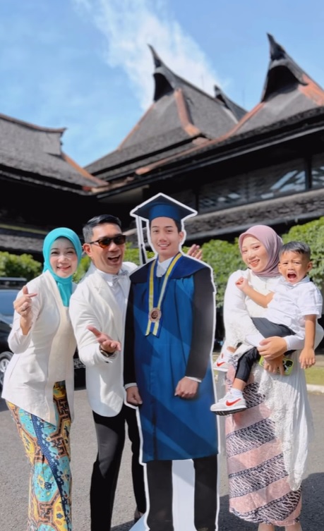 momen wisuda mendiang eril © berbagai sumber