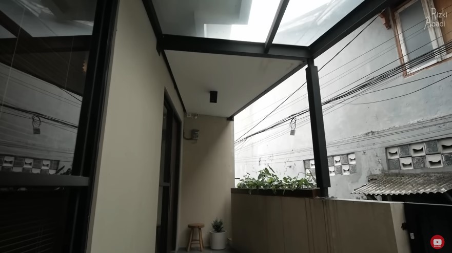 rumah mungil dalam gang sempit © YouTube