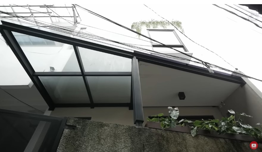rumah mungil dalam gang sempit © YouTube
