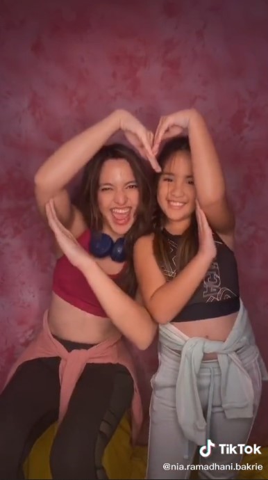 gaya Nia Mikhayla saat joged TikTok © TikTok