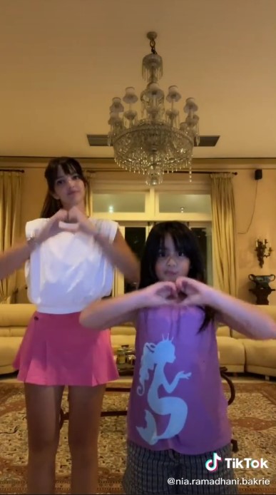 gaya Nia Mikhayla saat joged TikTok © TikTok