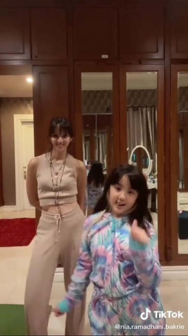 gaya Nia Mikhayla saat joged TikTok © TikTok