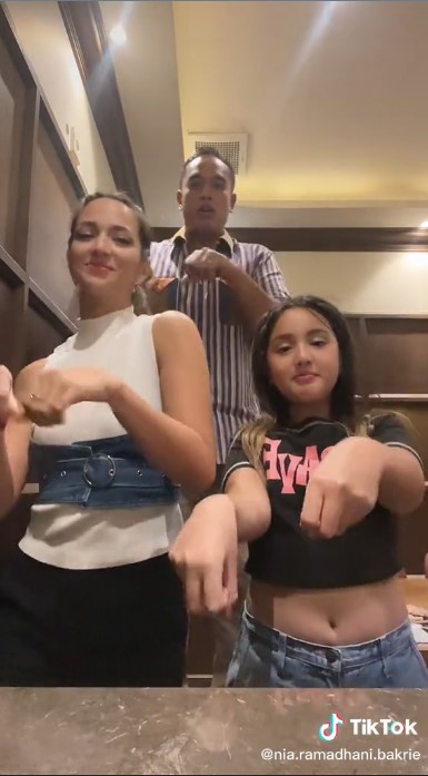 gaya Nia Mikhayla saat joged TikTok © TikTok gaya Nia Mikhayla saat joged TikTok © TikTok