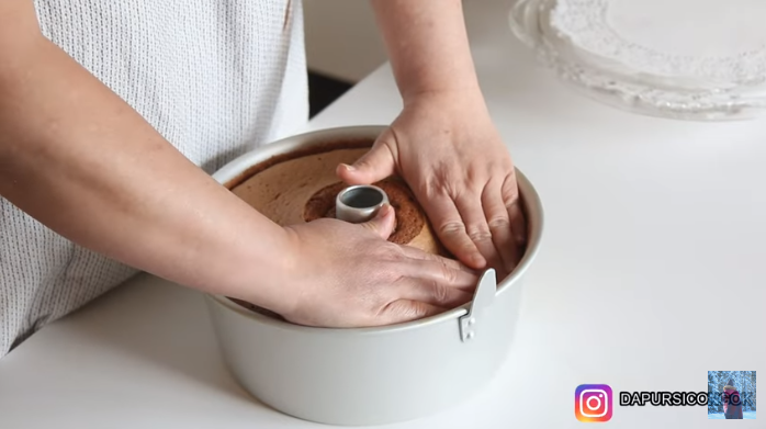 Tanpa pakai pisau dan spatula, cara mudah keluarkan kue chiffon dari loyang ini hasilnya dijamin mulus