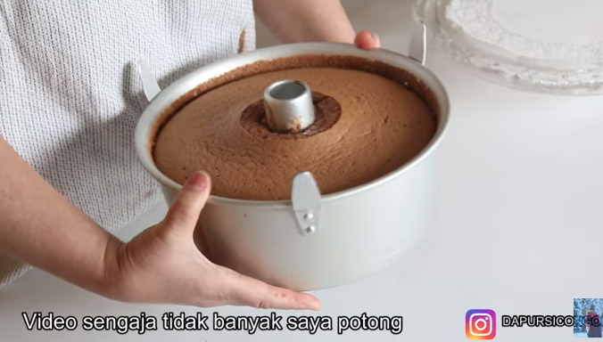 Tanpa pakai pisau dan spatula, cara mudah keluarkan kue chiffon dari loyang ini hasilnya dijamin mulus