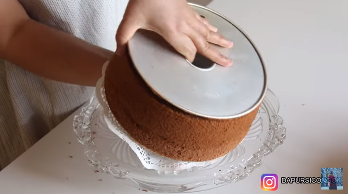 Tanpa pakai pisau dan spatula, cara mudah keluarkan kue chiffon dari loyang ini hasilnya dijamin mulus
