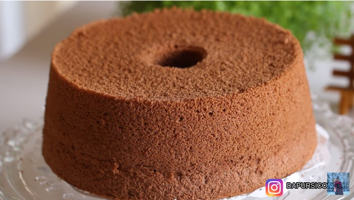 Tanpa pakai pisau dan spatula, cara mudah keluarkan kue chiffon dari loyang ini hasilnya dijamin mulus