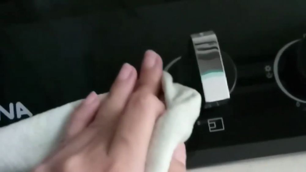 Pakai dua bahan dapur, ini trik mudah hilangkan kerak di permukaan kompor tanam