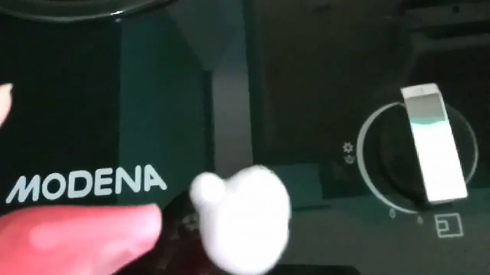 Pakai dua bahan dapur, ini trik mudah hilangkan kerak di permukaan kompor tanam