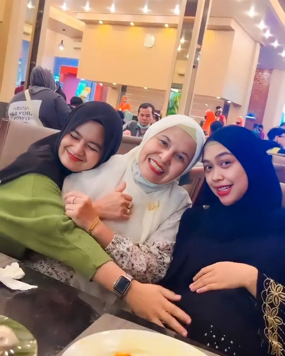 potret kebersamaan ria ricis dan mertua © berbagai sumber potret kebersamaan ria ricis dan mertua © berbagai sumber