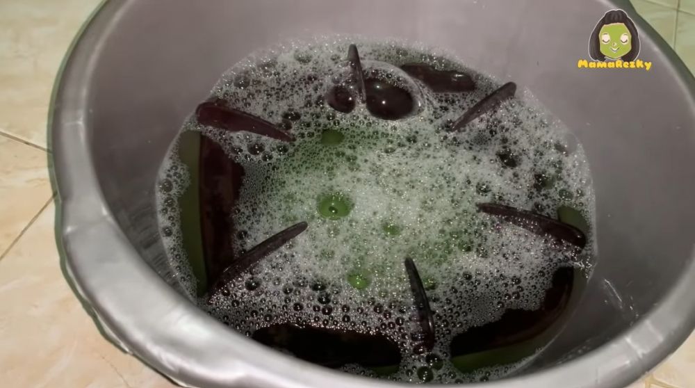 Cuma tambah 1 bahan dapur, ini cara membersihkan kerak tungku kompor gas dalam sekali gosok