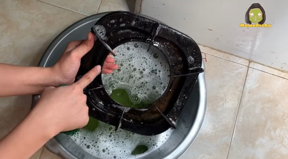 Cuma tambah 1 bahan dapur, ini cara membersihkan kerak tungku kompor gas dalam sekali gosok