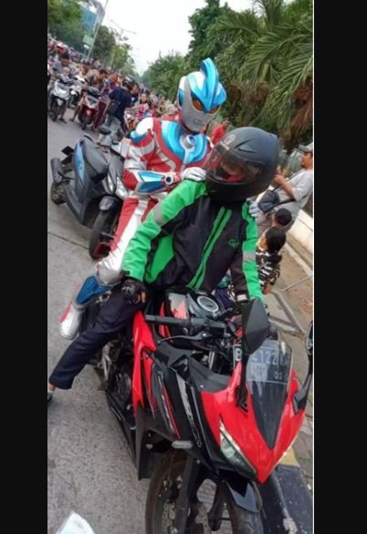 driver ojol cosplay super hero Berbagai sumber driver ojol cosplay super hero Berbagai sumber