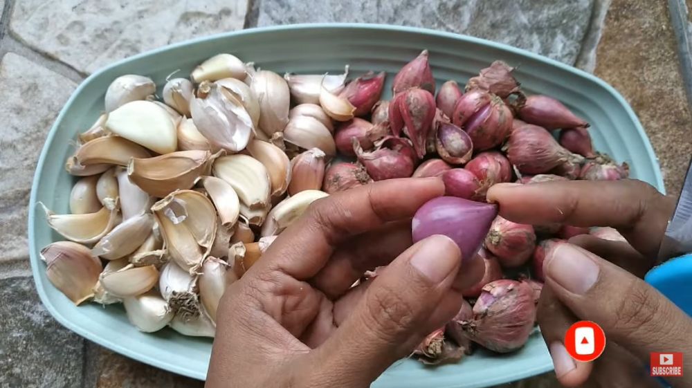 Cara praktis menyimpan bawang merah kupas agar tak lembek, busuk, dan bertunas