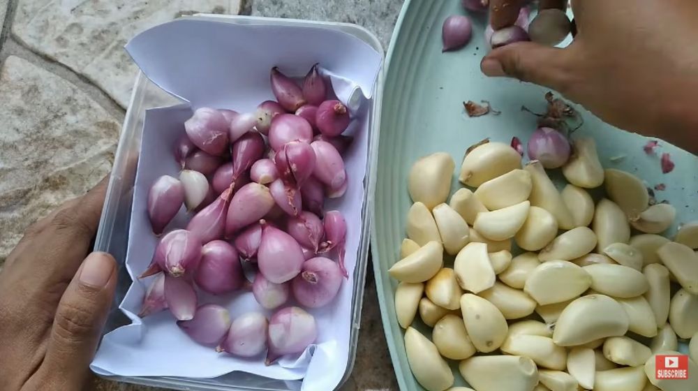 Cara praktis menyimpan bawang merah kupas agar tak lembek, busuk, dan bertunas