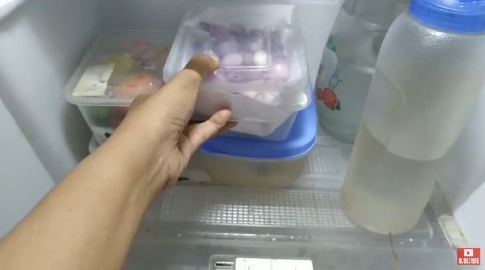 Cara praktis menyimpan bawang merah kupas agar tak lembek, busuk, dan bertunas