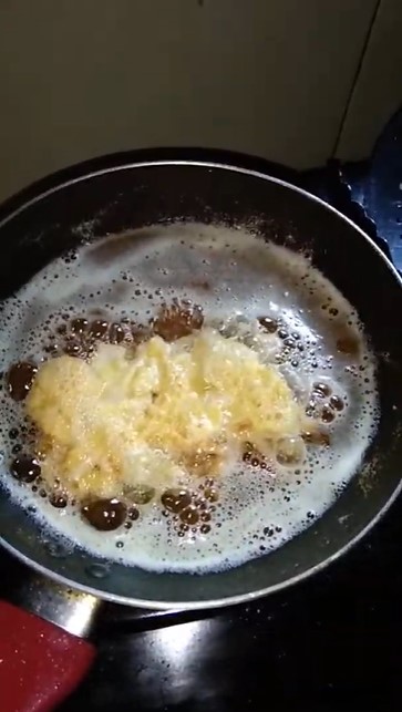 Pakai 2 bahan dapur, ini cara ampuh membersihkan busa di minyak goreng bekas