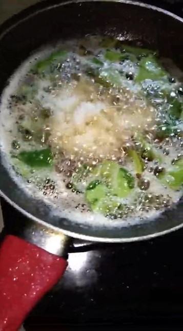 Pakai 2 bahan dapur, ini cara ampuh membersihkan busa di minyak goreng bekas