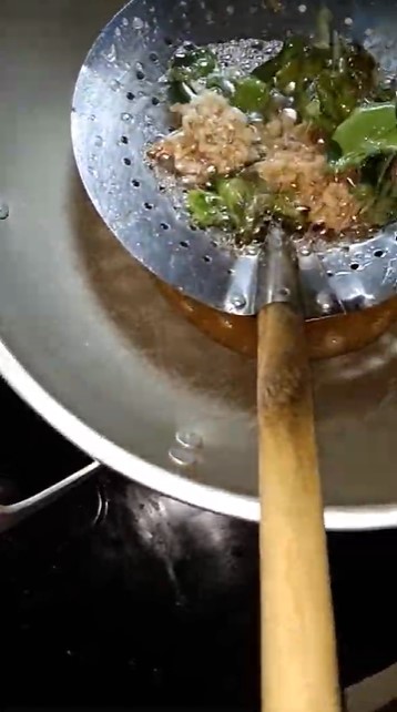 Pakai 2 bahan dapur, ini cara ampuh membersihkan busa di minyak goreng bekas