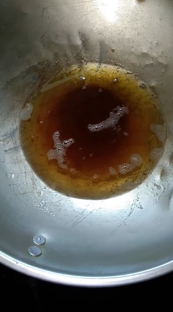 Pakai 2 bahan dapur, ini cara ampuh membersihkan busa di minyak goreng bekas