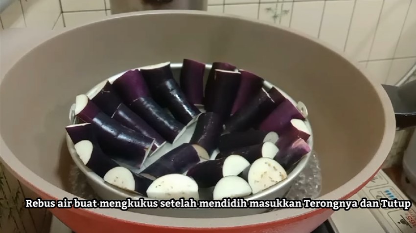 Cuma 8 menit, ini trik kukus terong agar teksturnya empuk dan tetap ungu