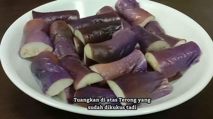 Cuma 8 menit, ini trik kukus terong agar teksturnya empuk dan tetap ungu