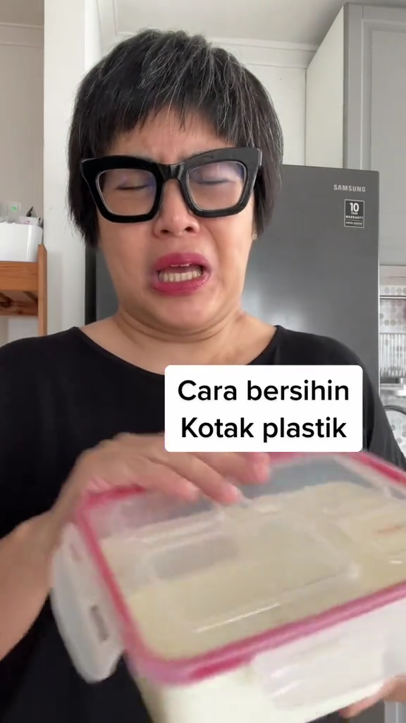 Bukan pakai jeruk nipis, ini trik ampuh mencuci kotak makan agar bersih maksimal dan kesat lagi