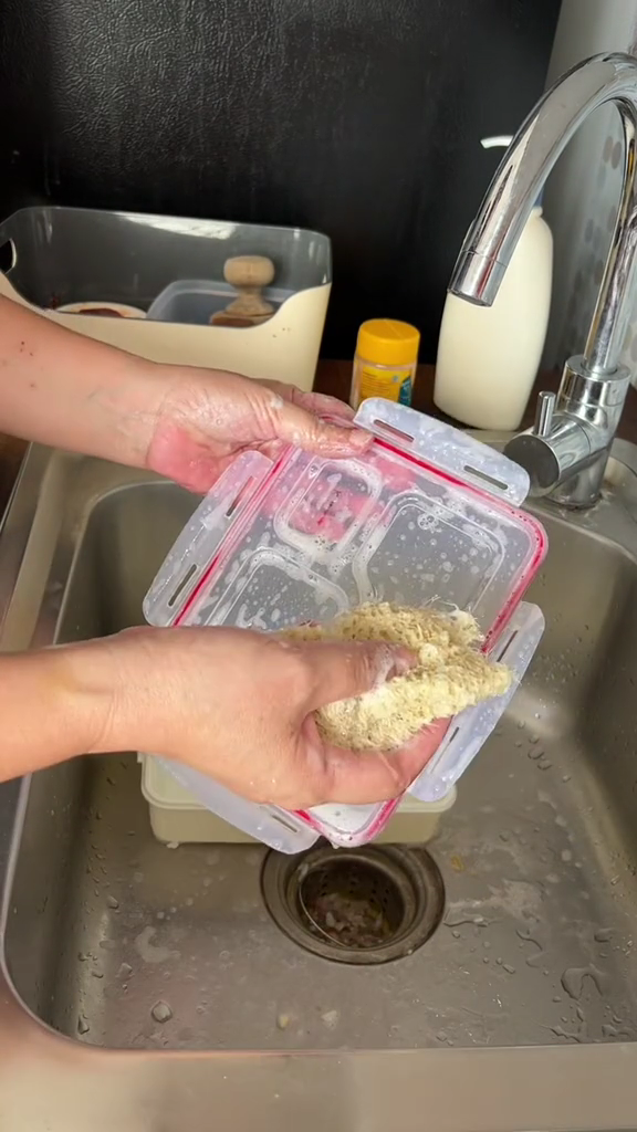 Bukan pakai jeruk nipis, ini trik ampuh mencuci kotak makan agar bersih maksimal dan kesat lagi