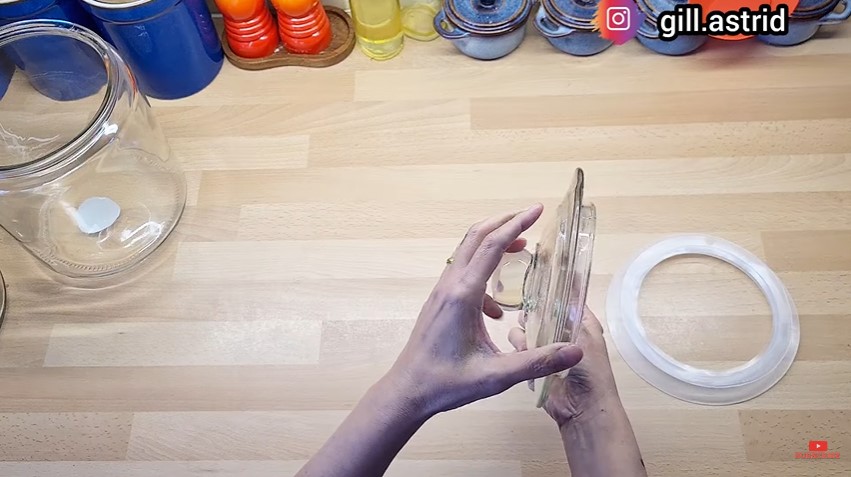Tanpa bantuan alat, ini cara lepas karet seal kedap udara di tutup toples kaca agar mudah dibersihkan