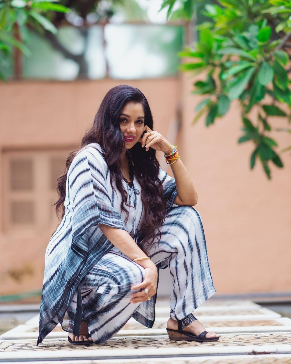 Kerap tampil dengan baju India di serial Anupamaa, intip 11 gaya modis Rupali Ganguly di dunia nyata