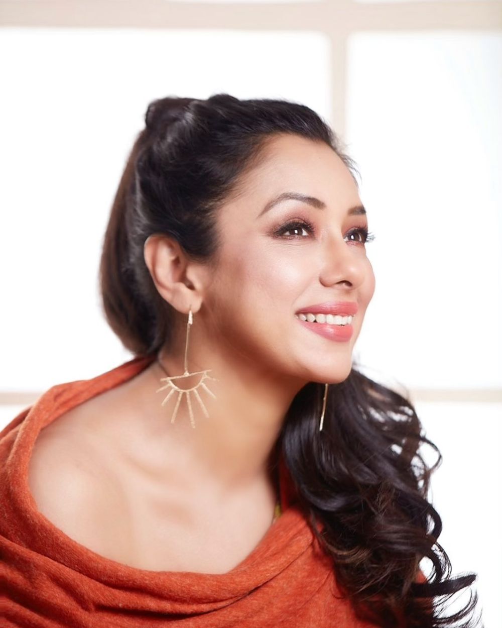 gaya modis Rupali Ganguly di dunia nyata © 2023 brilio.net