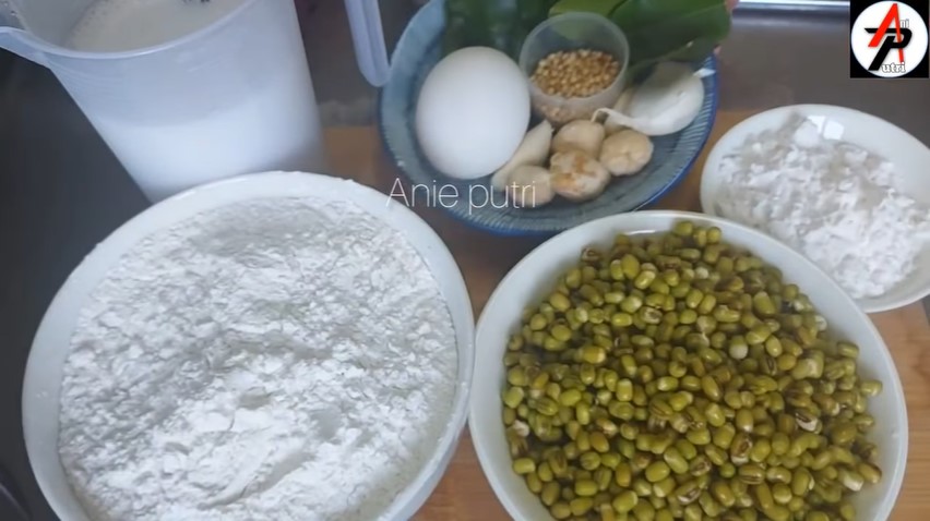 Tanpa direbus dulu, begini trik agar adonan peyek kacang hijau renyah dan tak keras setelah digoreng