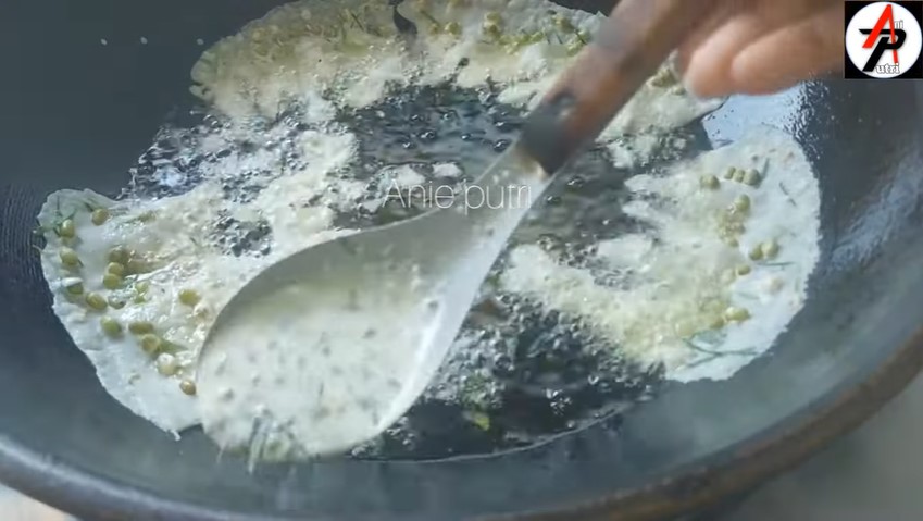 Tanpa direbus dulu, begini trik agar adonan peyek kacang hijau renyah dan tak keras setelah digoreng