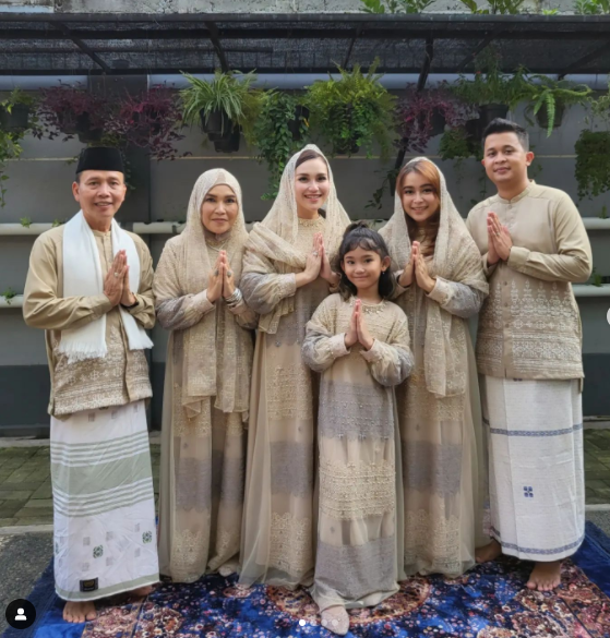 gaya busana keluarga Ayu Ting Ting saat Idul Fitri © 2023 brilio.net gaya busana keluarga Ayu Ting Ting saat Idul Fitri © 2023 brilio.net