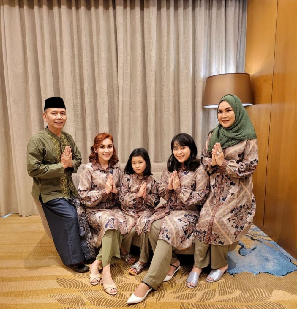 gaya busana keluarga Ayu Ting Ting saat Idul Fitri © 2023 brilio.net gaya busana keluarga Ayu Ting Ting saat Idul Fitri © 2023 brilio.net