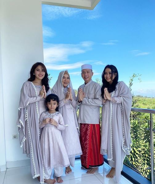 gaya busana keluarga Ayu Ting Ting saat Idul Fitri © 2023 brilio.net gaya busana keluarga Ayu Ting Ting saat Idul Fitri © 2023 brilio.net