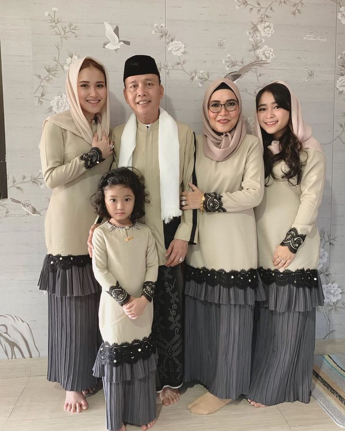 Kompak seragam bajunya, ini 11 gaya busana keluarga Ayu Ting Ting saat Idul Fitri dari tahun ke tahun