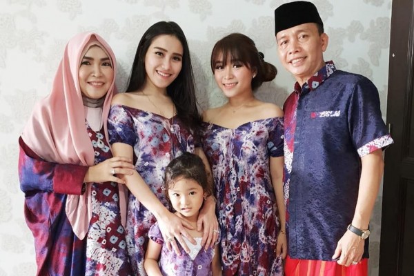 gaya busana keluarga Ayu Ting Ting saat Idul Fitri  © 2023 brilio.net