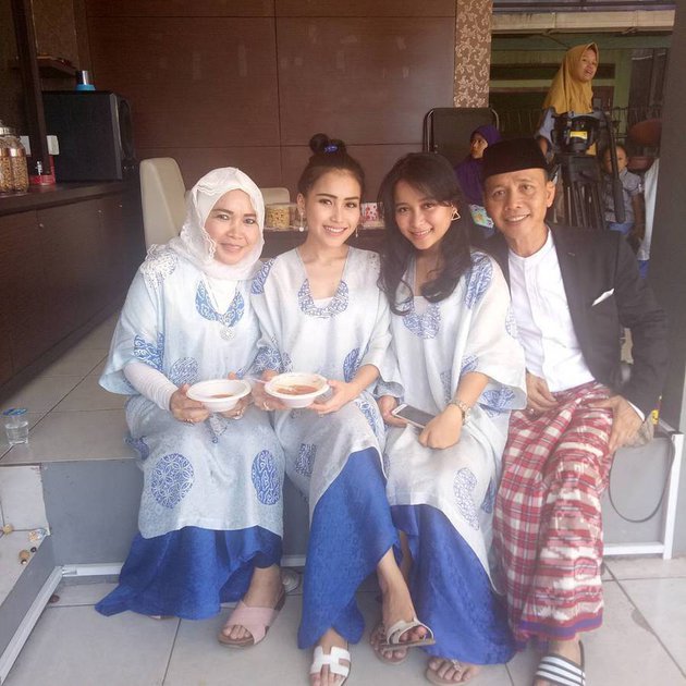 gaya busana keluarga Ayu Ting Ting saat Idul Fitri  © 2023 brilio.net