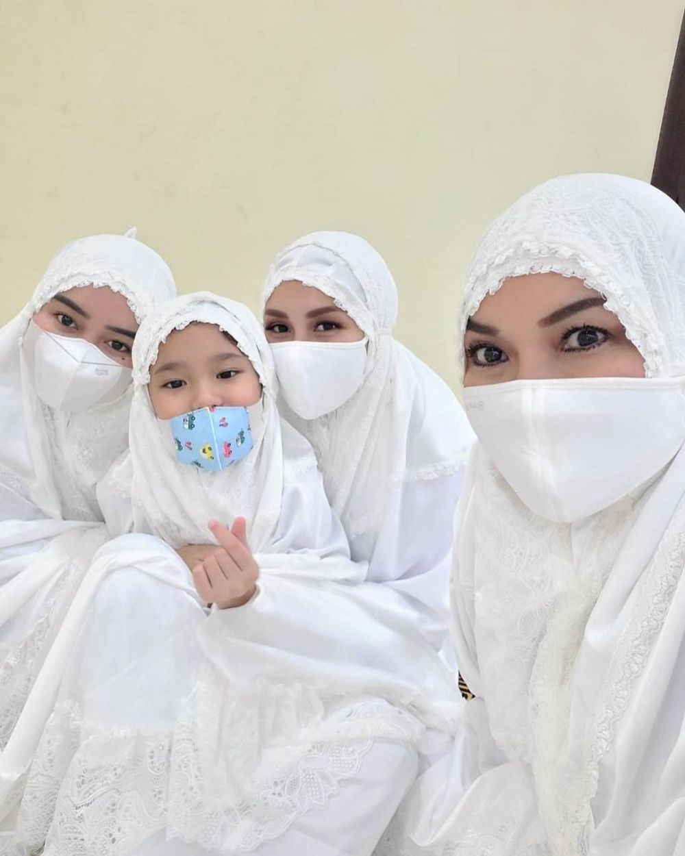 gaya busana keluarga Ayu Ting Ting saat Idul Fitri  © 2023 brilio.net