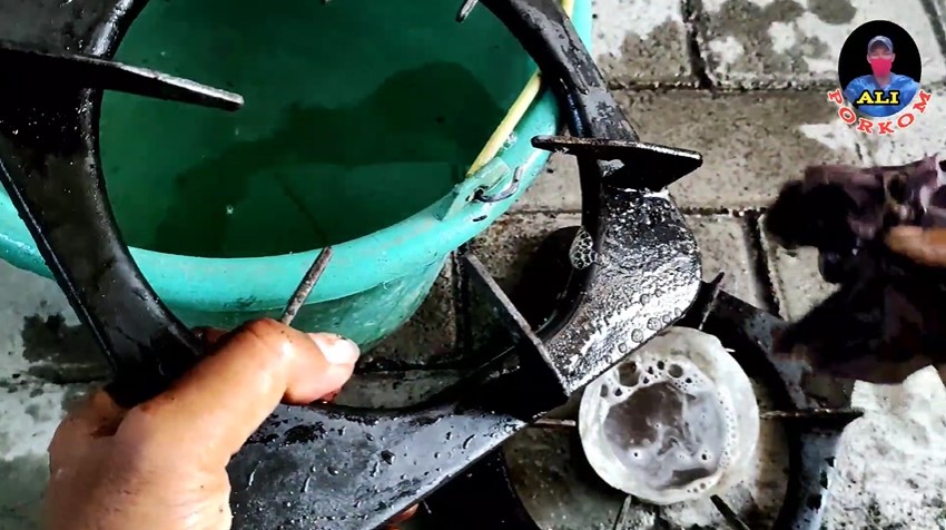 Tanpa cuka atau soda kue, cara unik bersihkan tungku kompor gas pakai dua bahan ini bikin keset lagi