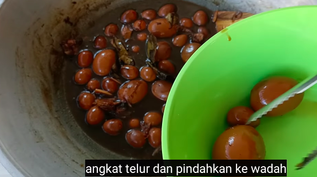 Hemat gas, ini trik cepat bikin telur bacem yang matang merata dan warnanya cokelat sempurna