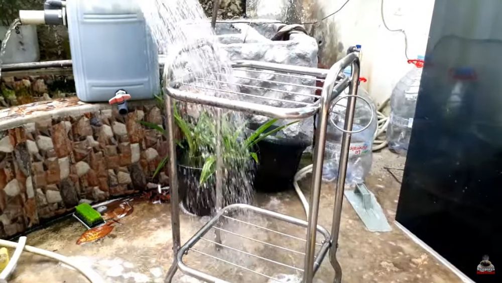 Cara bersihkan rak dispenser yang penuh karat dengan dua bahan, kinclong seperti baru