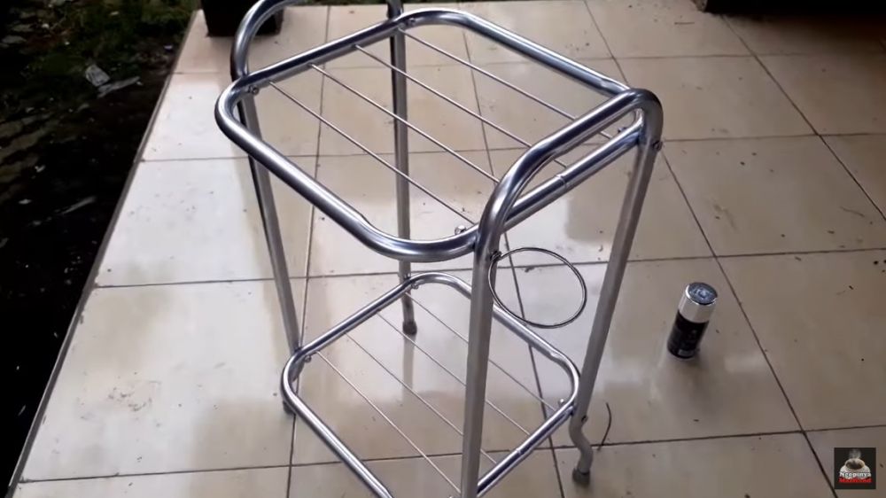 Cara bersihkan rak dispenser yang penuh karat dengan dua bahan, kinclong seperti baru