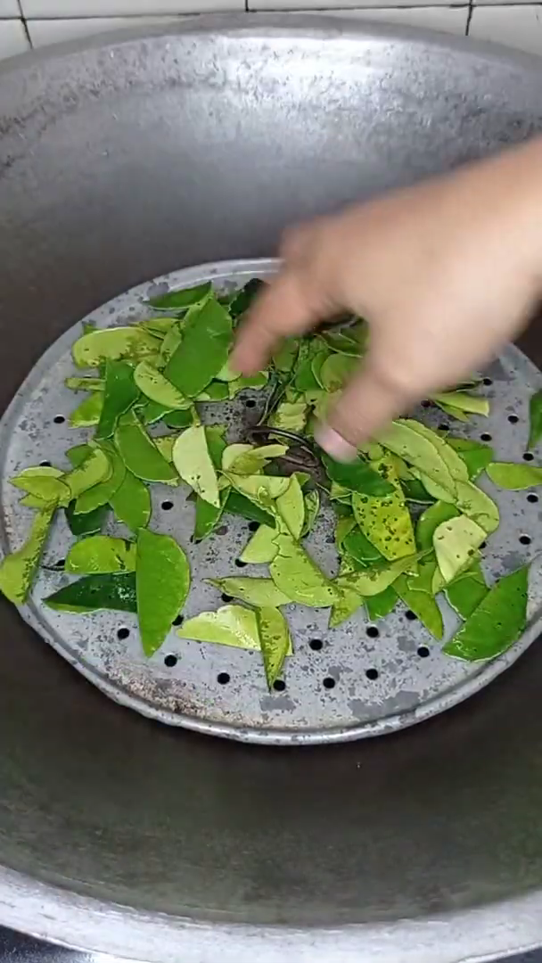 Bukan digoreng, ini cara bikin bubuk daun jeruk yang antipahit dan aromanya harum