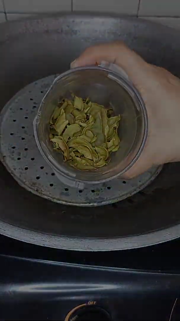 Bukan digoreng, ini cara bikin bubuk daun jeruk yang antipahit dan aromanya harum