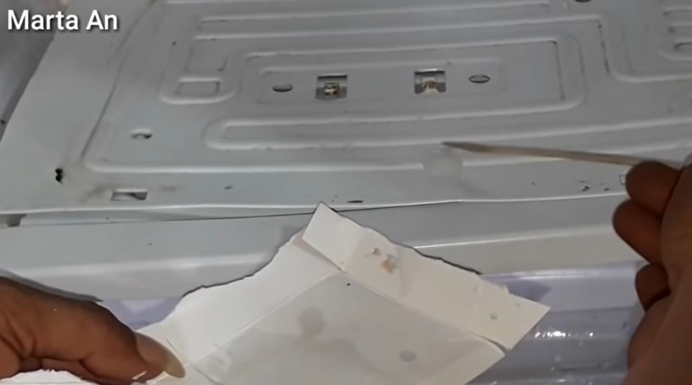 Tanpa dilas, begini trik menambal freezer bocor karena terkena benda tajam
