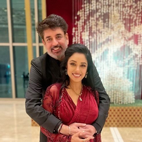 Rupali Ganguly dengan pasangan asli © 2023 brilio.net