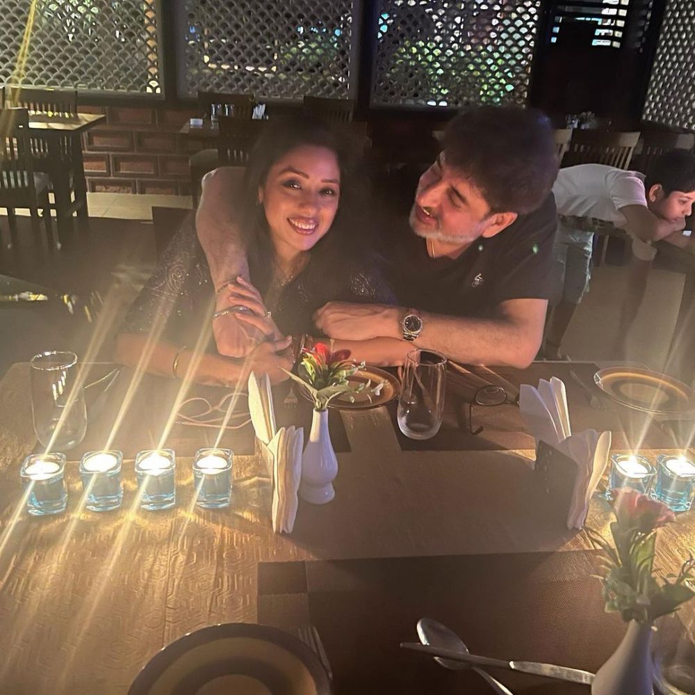 Rupali Ganguly dengan pasangan asli © 2023 brilio.net